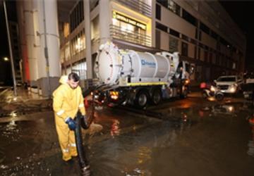 Deniz seviyesi 85 santimetreye yükseldi, Büyükşehir ekipleri sahada