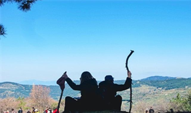 Gençler baharı Efes-Mimas Yolu'nda doğayla karşıladı