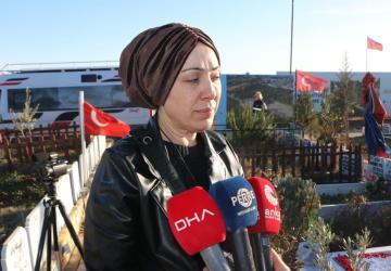 Depremzede anne Ayşe Taşar Berk, kaybettiği ailesinin mezarı başında konuştu: ‘Hakkımı helal etmiyorum’ - Videolu Haber