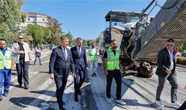 İzmir'in yollarında gece gündüz asfalt çalışması