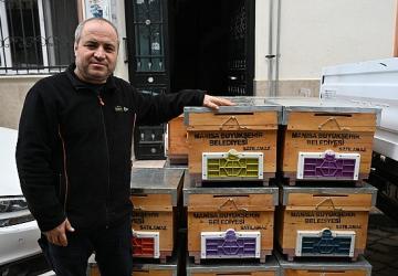 Büyükşehir'den Sel Mağduru Arıcıya Kovan Desteği