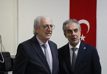 Ege İhracatçı Birlikleri'nden Ege Üniversitesinin laboratuvar altyapısına stratejik bağış