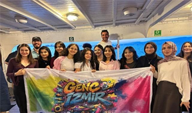 Genç İzmir gönüllüleri, Bergama Vapuru'nda buluştu