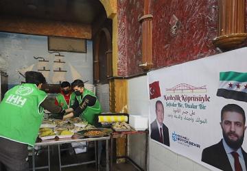 Suriye Rakka'da Büyükşehir'le iftar bereketi