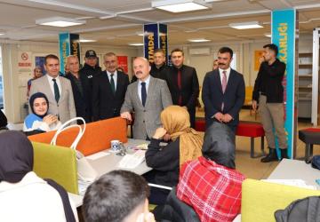 Vali Osman Varol, Kahta Genç Ofisi’nde öğrencileri ziyaret etti