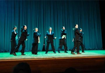 Yasemin Sakallıoğlu, İzmirlileri kahkahaya boğdu