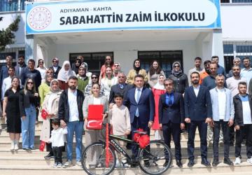 Kahta’da bayrağa saygı gösteren öğrenci ödüllendirildi