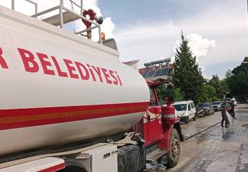 Kemer'de tozlu yollar yıkanıyor