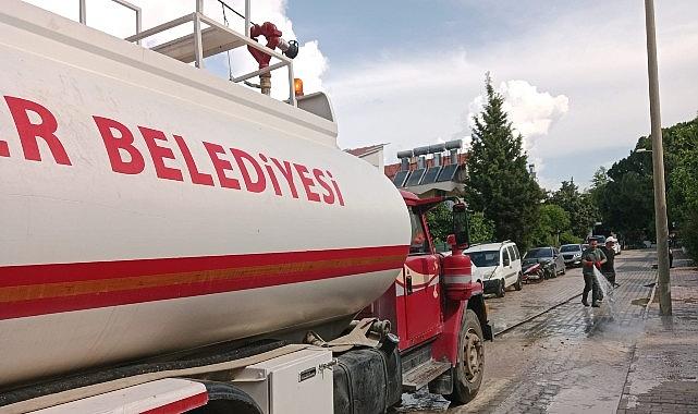 Kemer'de tozlu yollar yıkanıyor