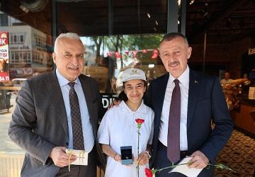 Büyükakın, ilk iş gününde de yanlarındaydı: “İyi ki varsınız"