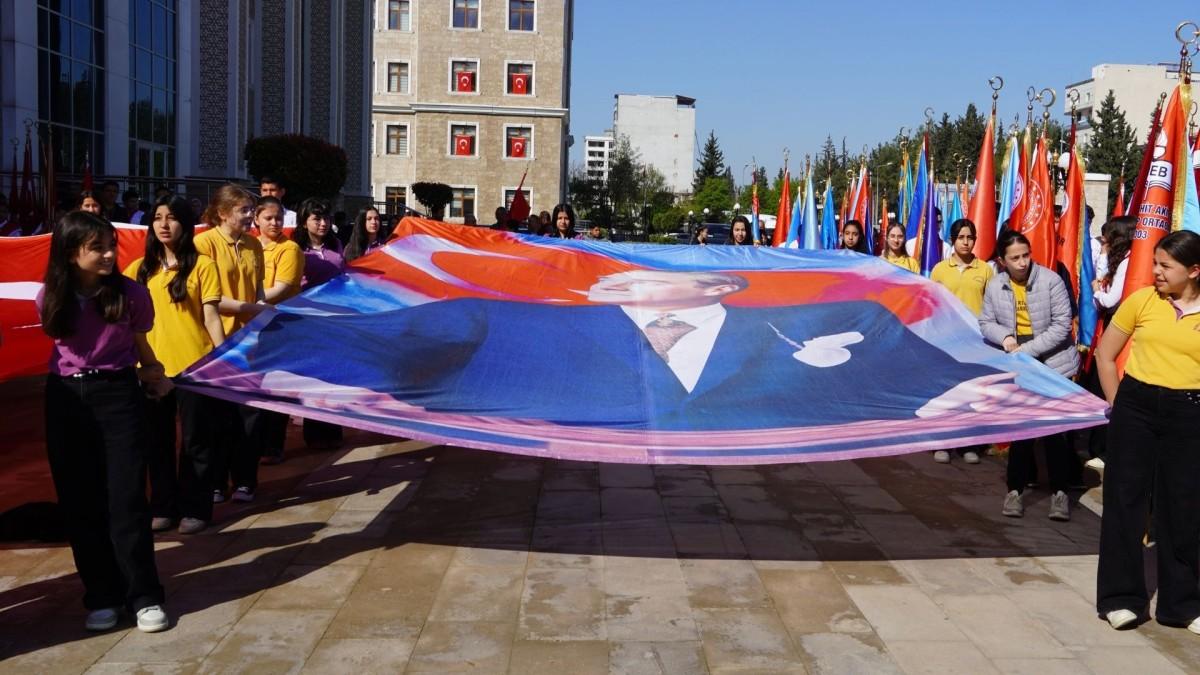 Adıyaman’da 23 Nisan etkinlikleri kapsamında çelenk sunma töreni gerçekleştirildi - Videolu Haber