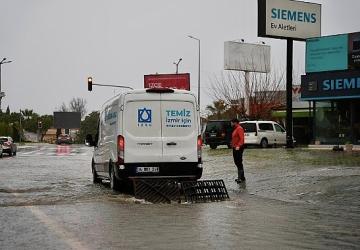 Çeşme Belediyesi Yağmurla Mücadelede Tüm Ekipleriyle Sahada