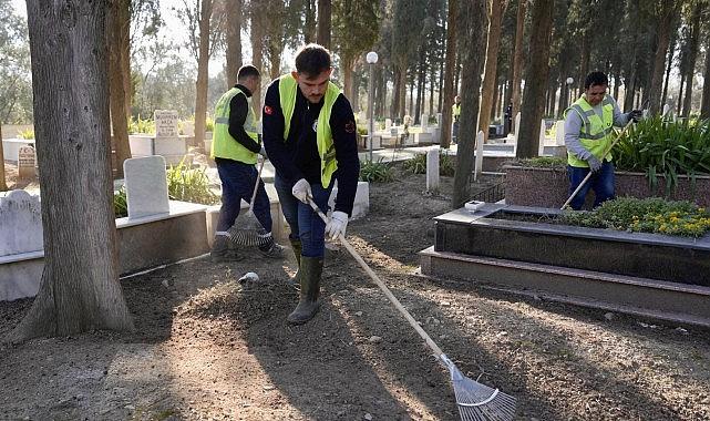 Burhaniye'de Ramazan Bayramı Öncesi Mezarlıklarda Kapsamlı Temizlik