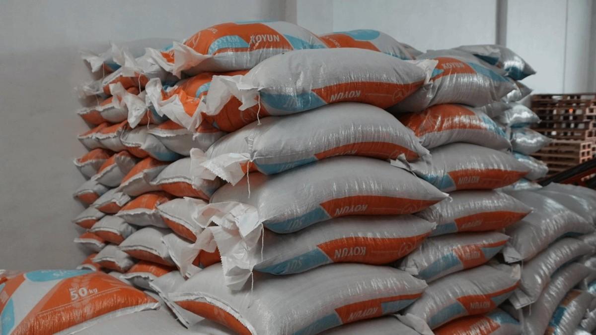 Sındırgılı Depremzede Çiftçilere Hayvan Yemi Yardımı