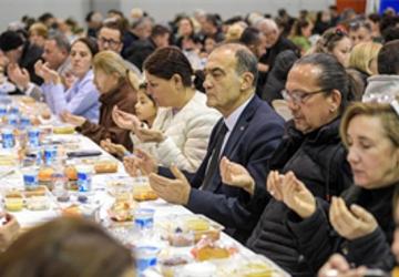 Büyükşehir'in iftar sofrası bu kez Foça'da kuruldu