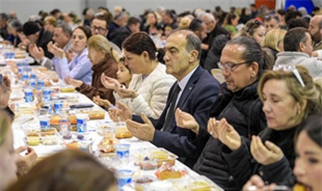 Büyükşehir'in iftar sofrası bu kez Foça'da kuruldu