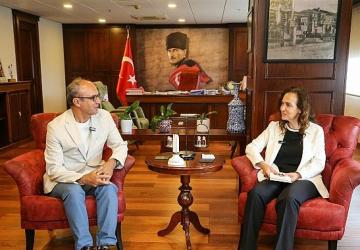Kardeş şehirler kadrajda buluştu: Başkan Ünsal, Karşıyakalı birinciyi konuk etti