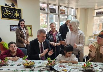 Gölcük'te Çiçekler Engelleri Aştı