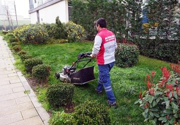 Maltepe Belediyesi'nin parkları bayrama hazırlanıyor