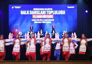 Küçükçekmece Belediyesi Halk Dansları Topluluğu'nun Yılsonu Gösterisi İzleyenleri Büyüledi