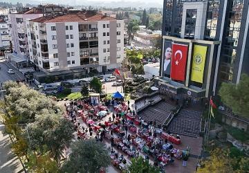 Buca'da dayanışma ve alışveriş bir arada