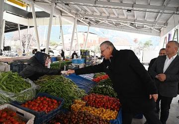 Başkan Yardımcısı Emin Gül ve kardeşi Emel Gül Kurga'dan pazar esnafına çorba ikramı