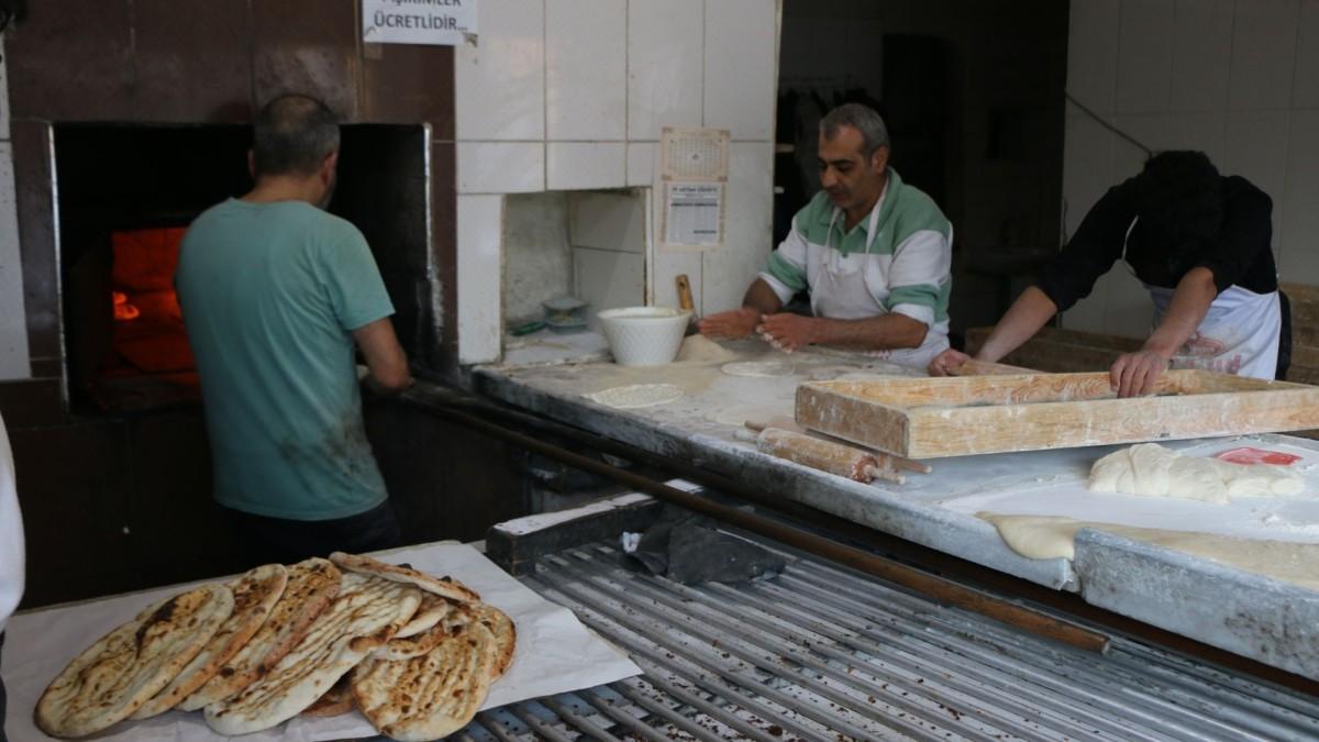 Adıyamanlı fırıncı esnafı Çoban: 'Maliyetler yükseldiği için ekmekte zam kaçınılmaz oldu, vatandaştan tepki gelmedi' - Videolu Haber