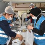 Menemen Belediyesi Aşevi'nden her gün 10 bin kişiye yemek