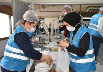 Menemen Belediyesi Aşevi'nden her gün 10 bin kişiye yemek