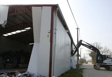 Nilüfer'de tarım alanındaki 900 metrekarelik kaçak yapı yıkıldı