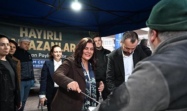 Başkan Çerçioğlu Atatürk Kent Meydanı'nda Kurulan İftar Sofrasında Vatandaşlarla Bir Araya Geldi