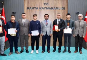 TÜBİTAK’ta derece yapan öğrenciler Kahta Kaymakamı Soysal ile bir araya geldi