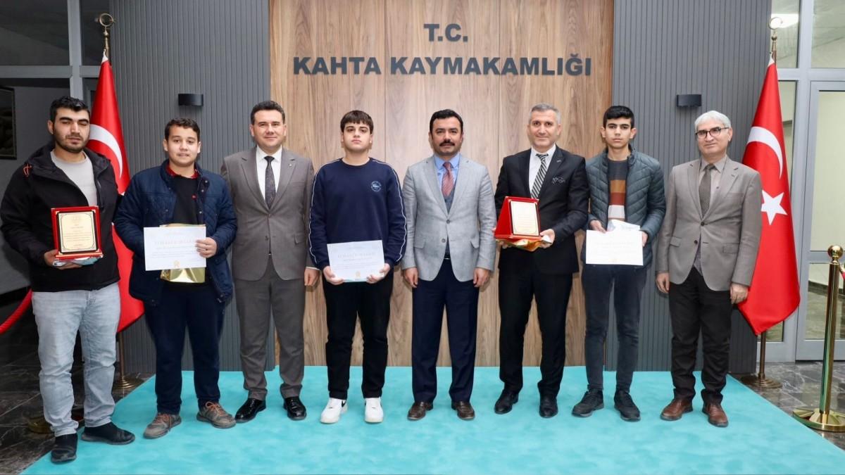 TÜBİTAK’ta derece yapan öğrenciler Kahta Kaymakamı Soysal ile bir araya geldi
