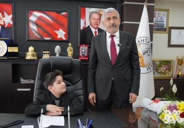 Kahta’da Başkanlık Makamı 23 Nisan’da öğrenciye devredildi