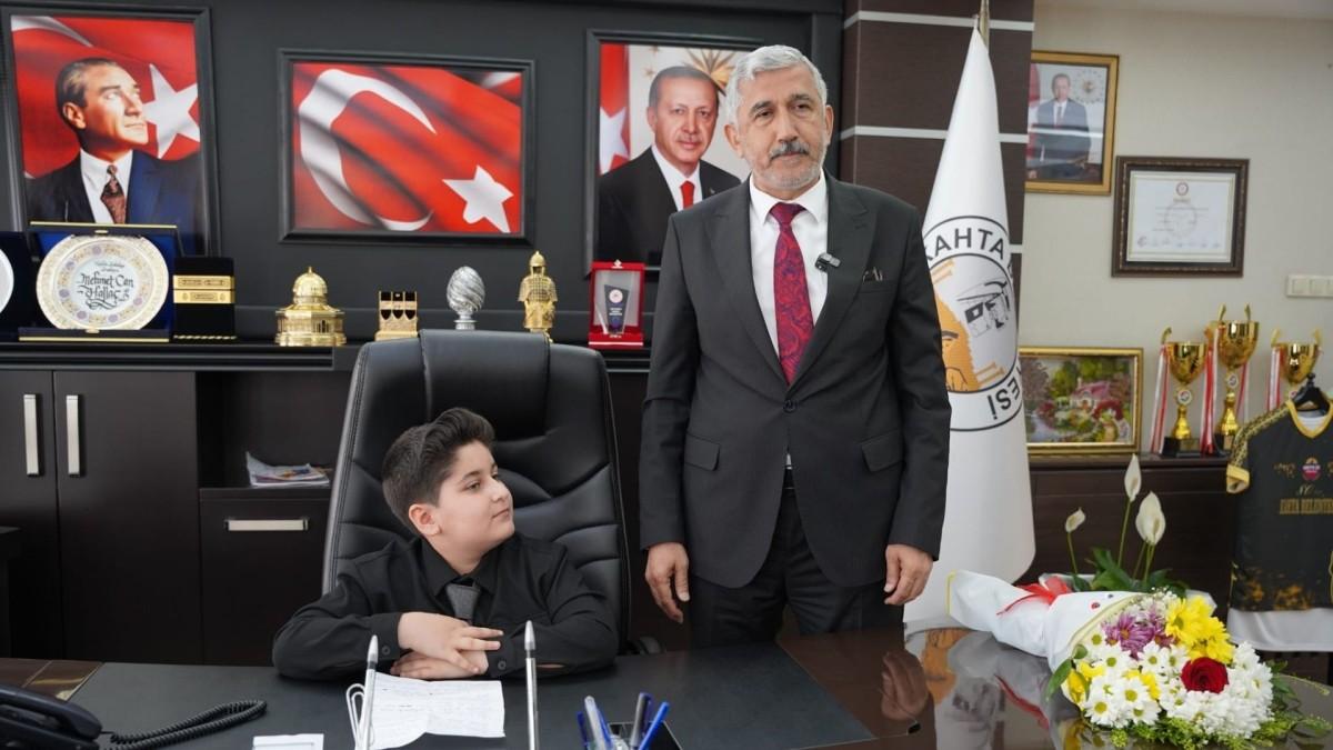 Kahta’da Başkanlık Makamı 23 Nisan’da öğrenciye devredildi