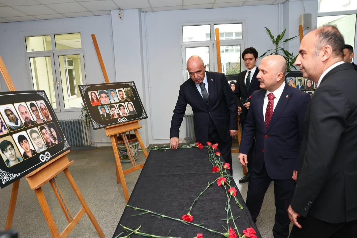 Adıyaman Üniversitesi’nde deprem anması: Vali Varol karanfiller bıraktı