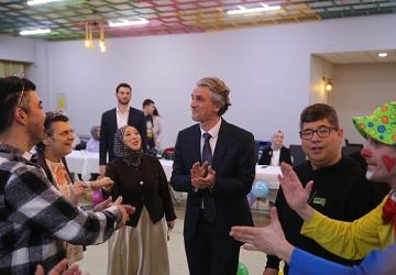 Bayrampaşa'da engel tanımayan doğum günü sevinci