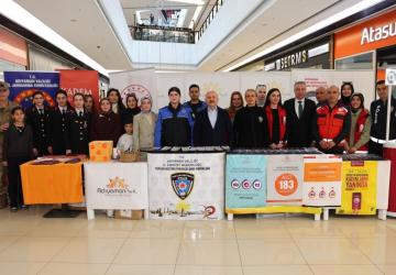 Vali Varol, Park AVM’de ‘8 Mart Dünya Kadınlar Günü’ farkındalık standını ziyaret etti