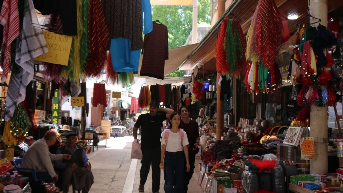 Bayram öncesi Demirciler Pazarı’nda durgunluk: Esnaf satışlardan umutlu değil - Videolu Haber