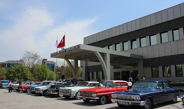 Kadıköy'de Sevgililer Günü'ne Özel Klasik Otomobil Konvoyu