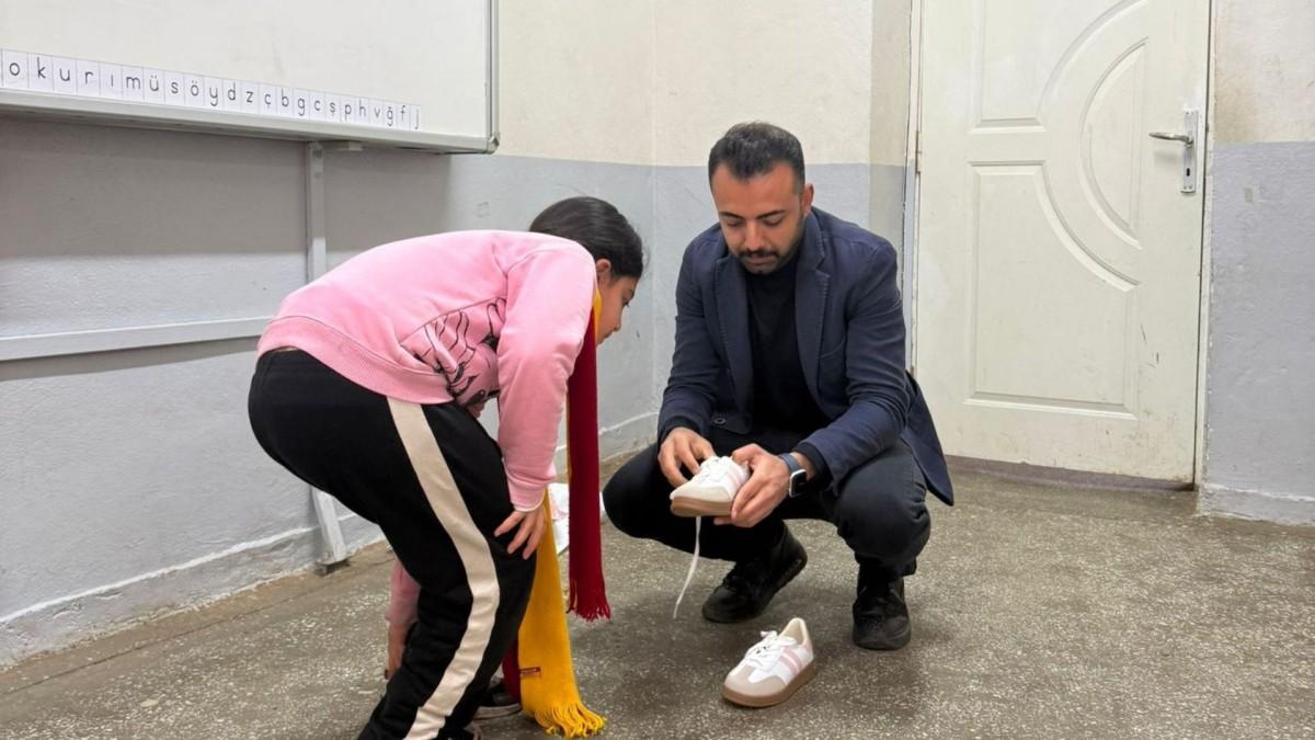 Adıyaman’da eğitimci Muhammet Özalp’ten öğrencilere anlamlı destek - Videolu Haber