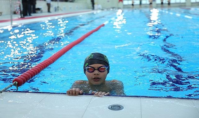 Osmangazi Yüzme Şenliği'nde Kazananlar Kupalarını Aldı