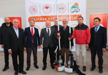 Adıyaman’da çiftçilere badem kavlatma, zeytin silkeleme ve ceviz soyma makinesi dağıtıldı