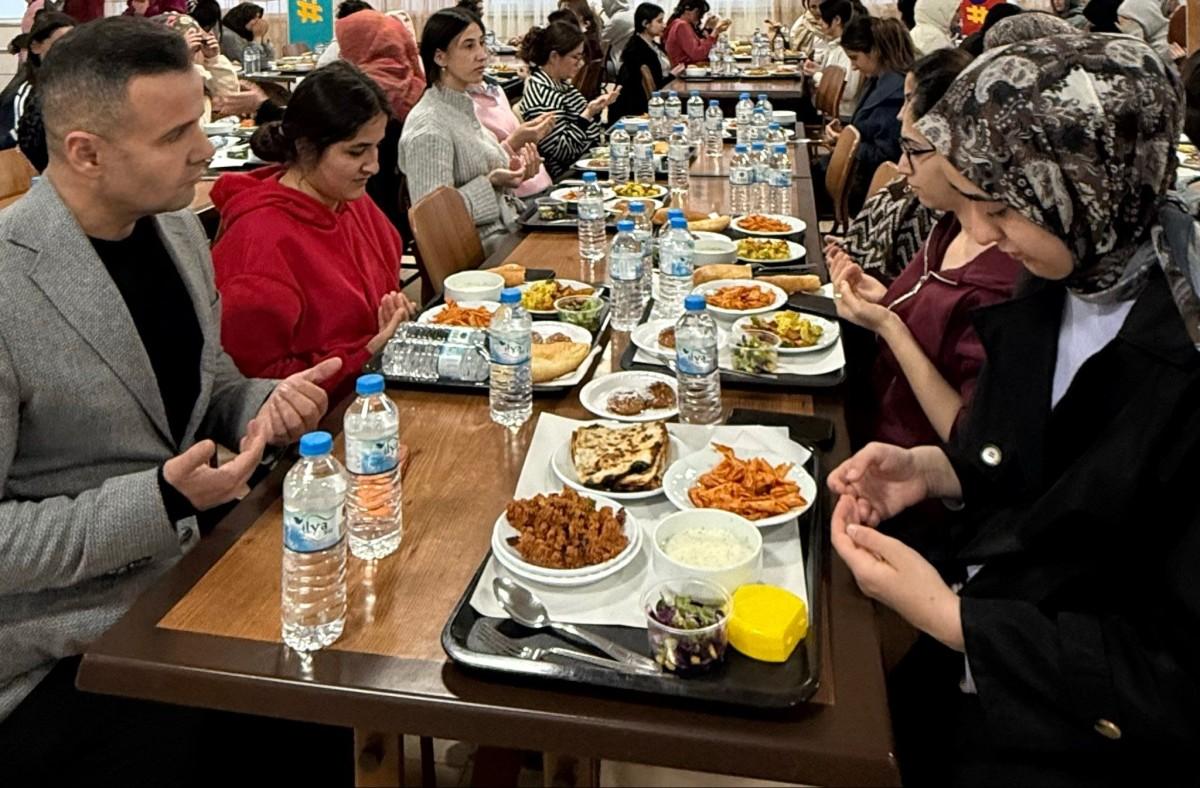 Kız Öğrenci Yurdu’nda Öğrenciler İftarda buluştu