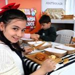 Kruvasan süsleme atölyesinde renkli anlar