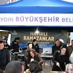 Başkan Çerçioğlu Atatürk Kent Meydanı'nda kurulan iftar sofrasında vatandaşlarla bir araya geldi