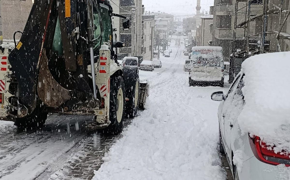 Haliliye Belediyesi karla mücadelede tam kadro sahada