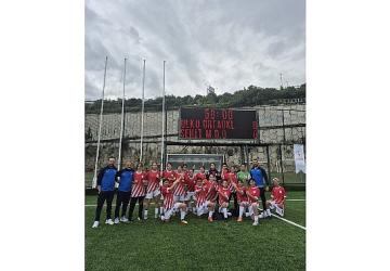 İzmirli Kız Futbol Takımı Türkiye Şampiyonu Oldu