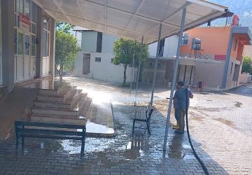 Kemer'de camilerde bayram temizliği
