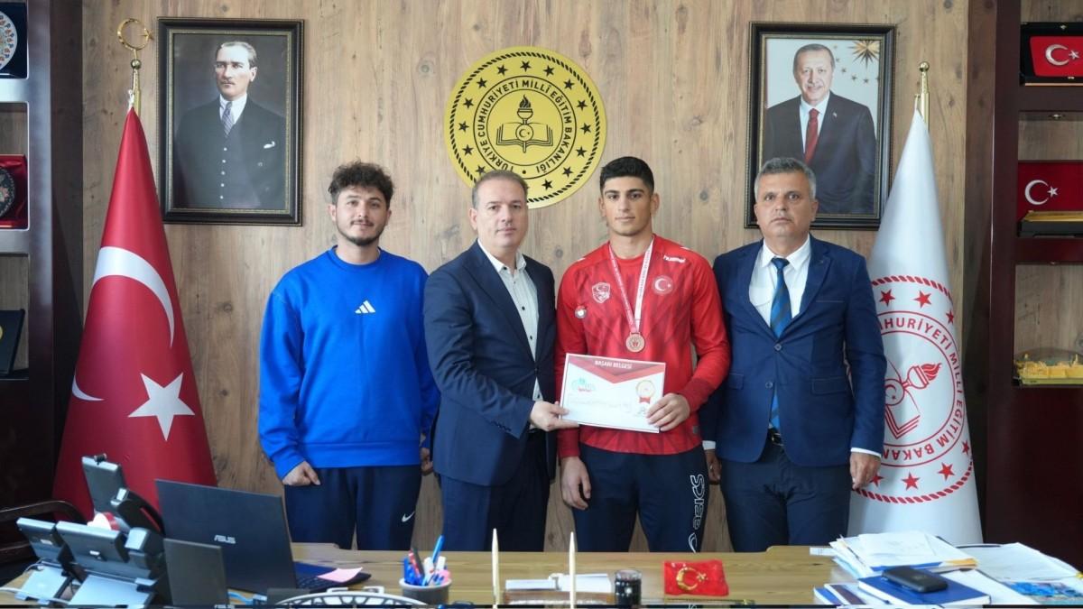 Türkiye üçüncüsü Güreşçi Muhammet Gazi Çalğan’dan Müdür Tosun’a ziyaret